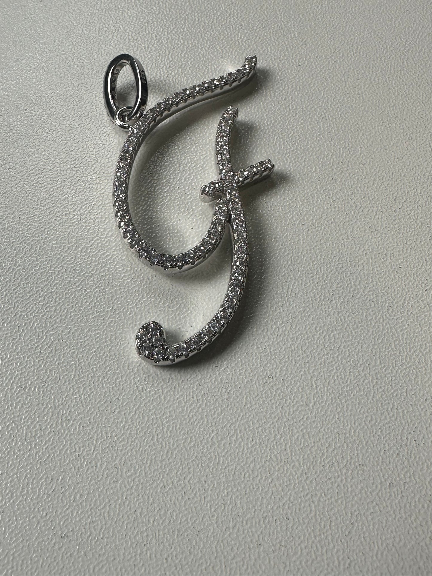 Letra “F” con sirconias