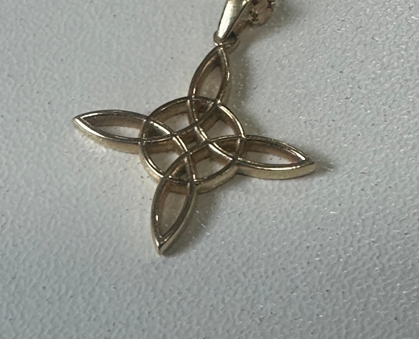 Medalla nudo de bruja