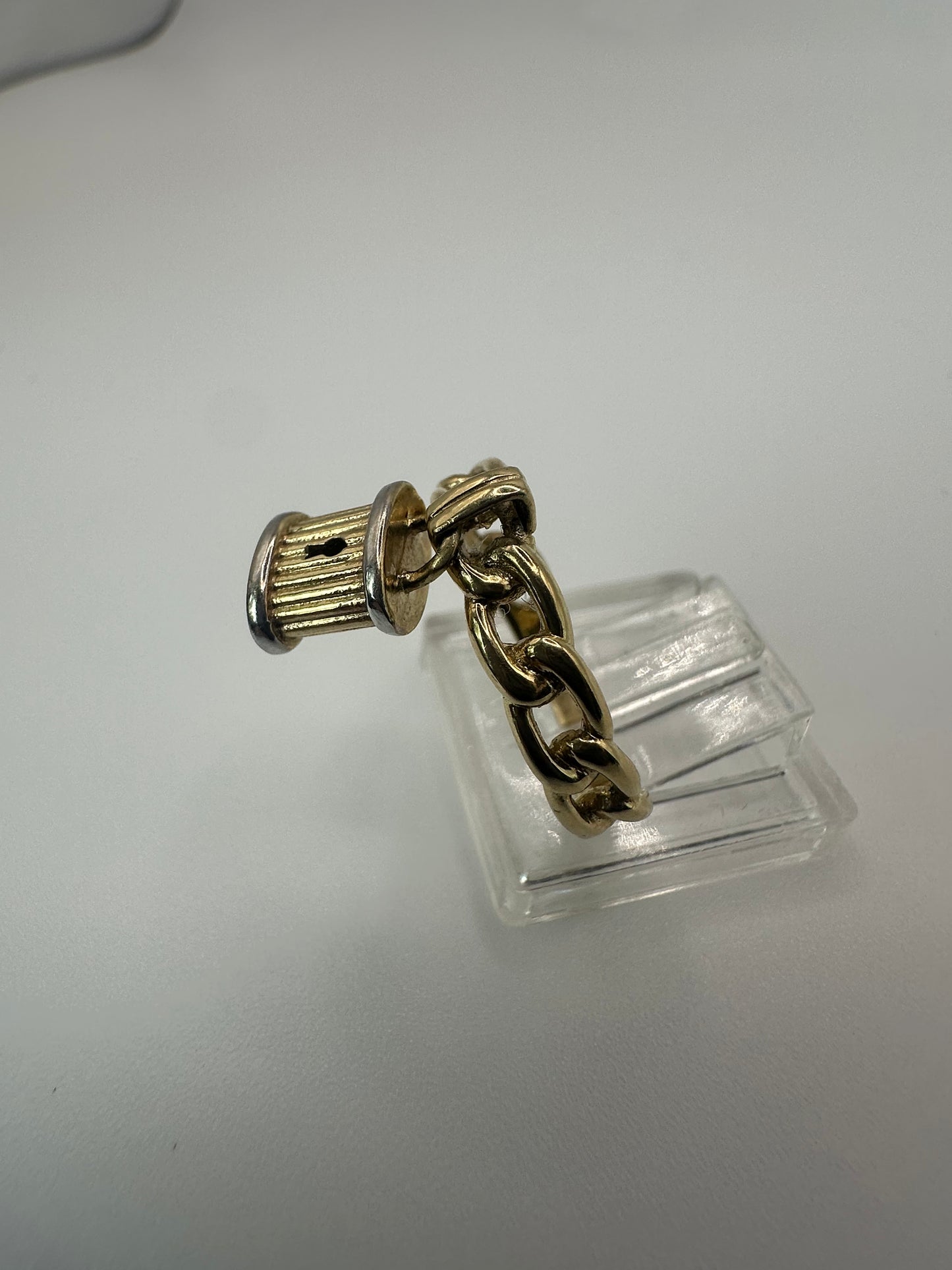 Anillo estilo cubano con candado de oro 10k