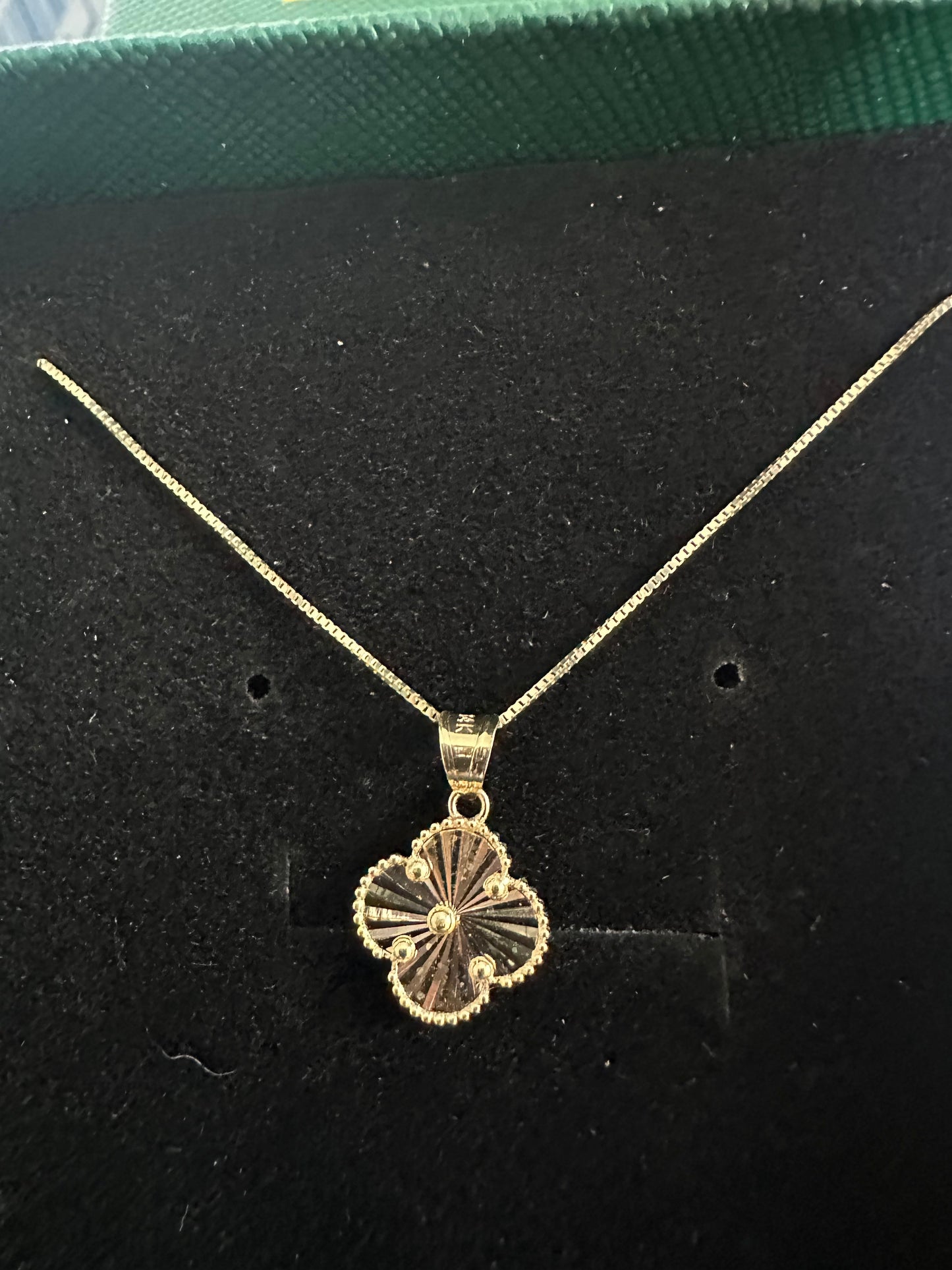 Cadena medalla clover dorada 18”