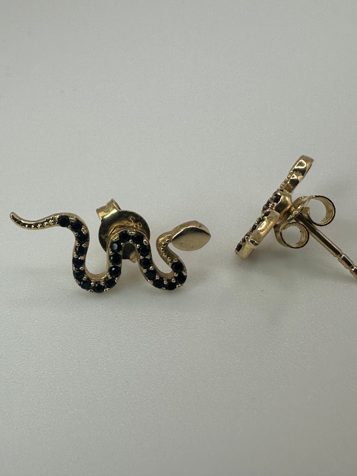 Aretes víbora con sirconias negras
