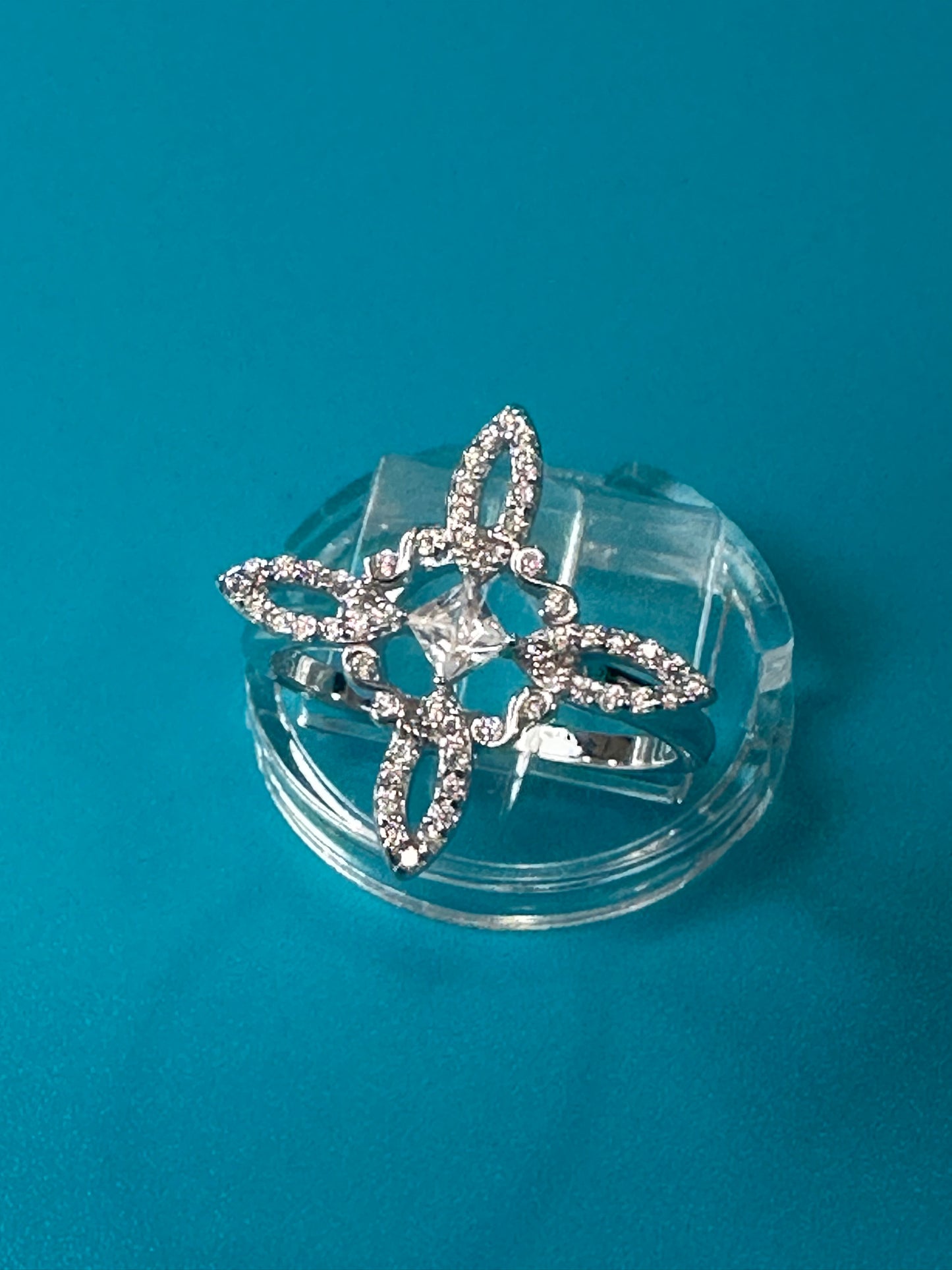 Anillo nudo de bruja con sirconia