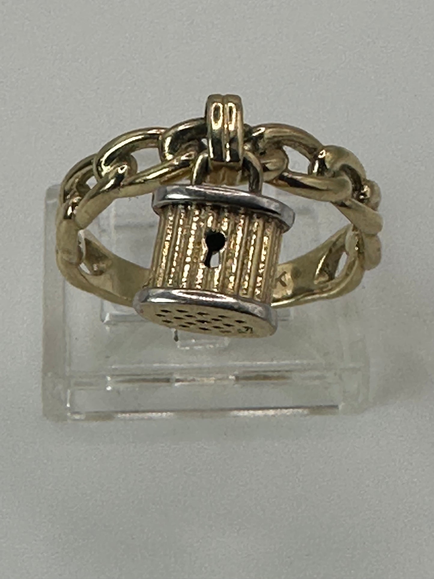Anillo estilo cubano con candado de oro 10k