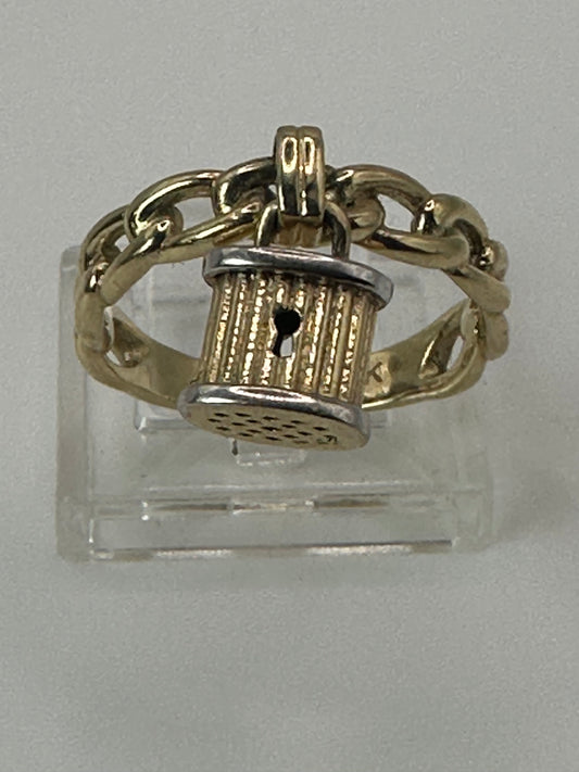 Anillo estilo cubano con candado de oro 10k