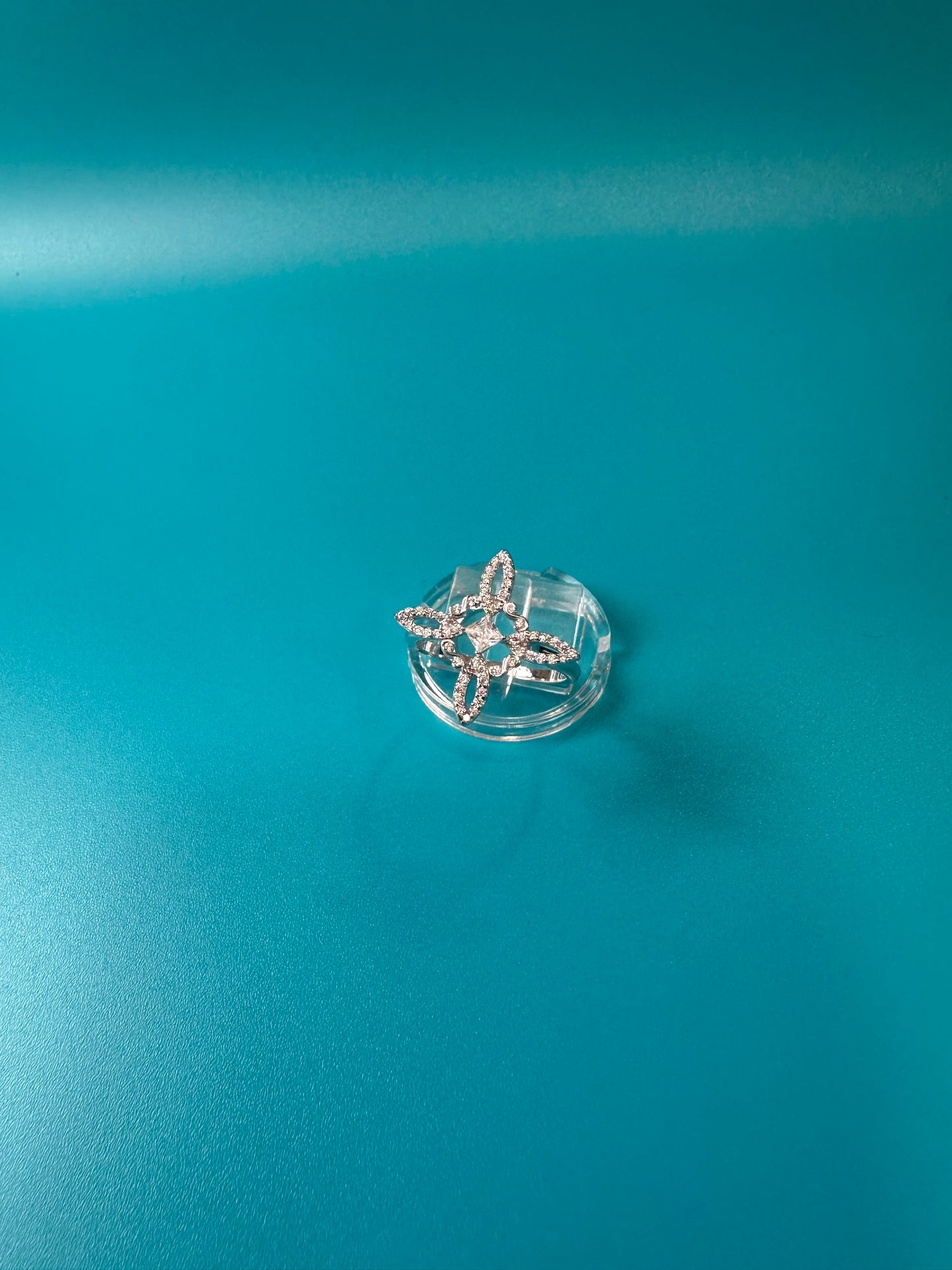 Anillo nudo de bruja con sirconia