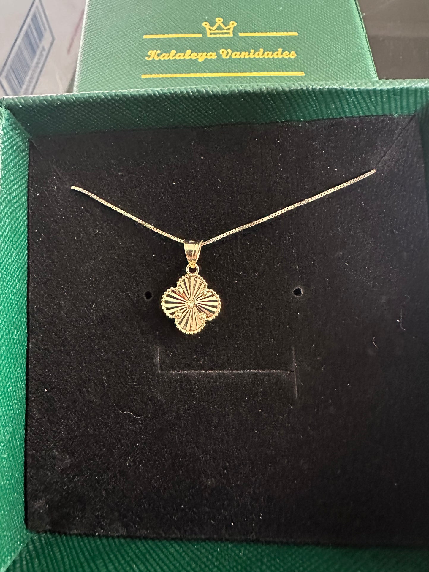 Cadena medalla clover dorada 18”