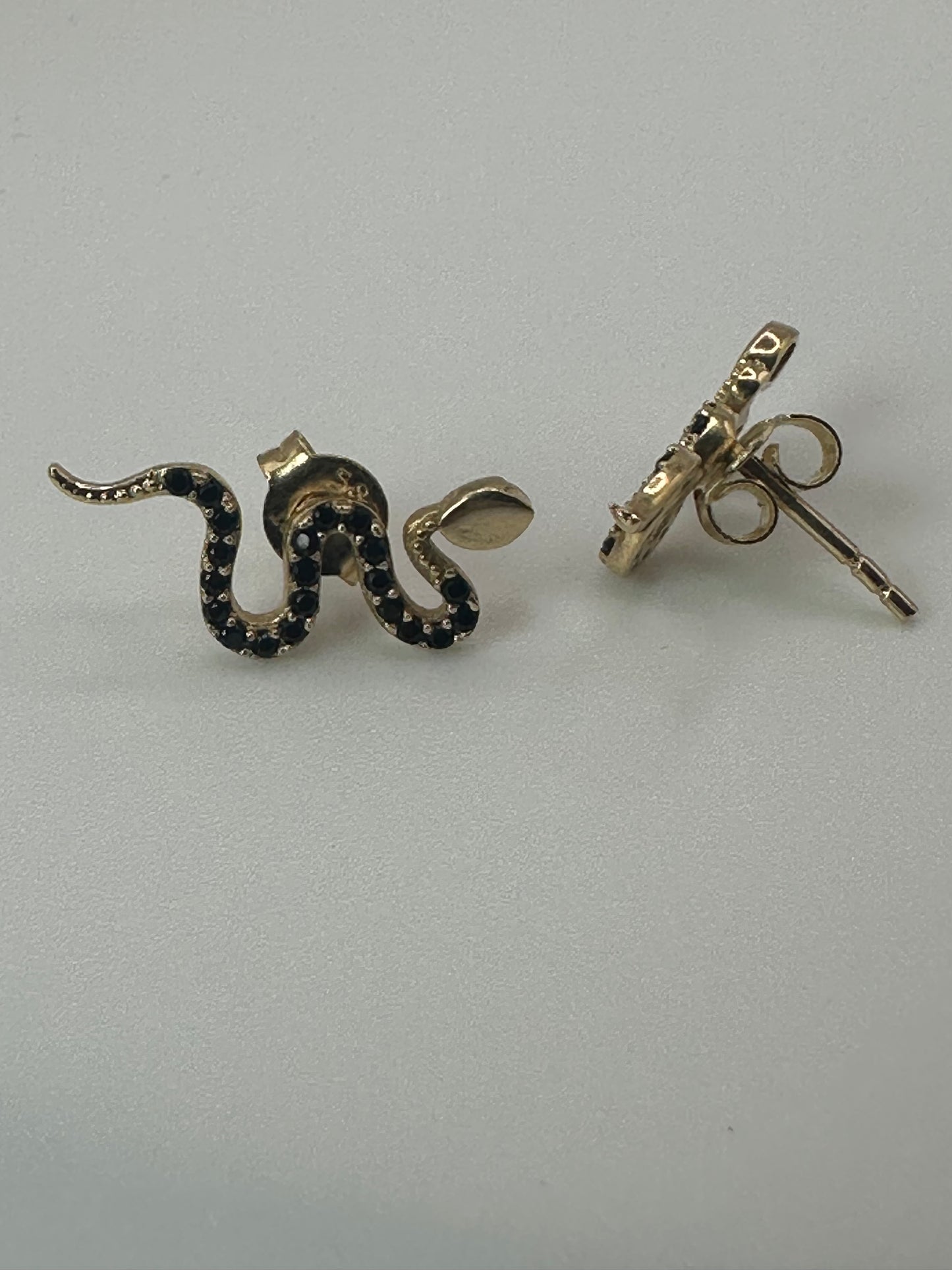 Aretes víbora con sirconias negras