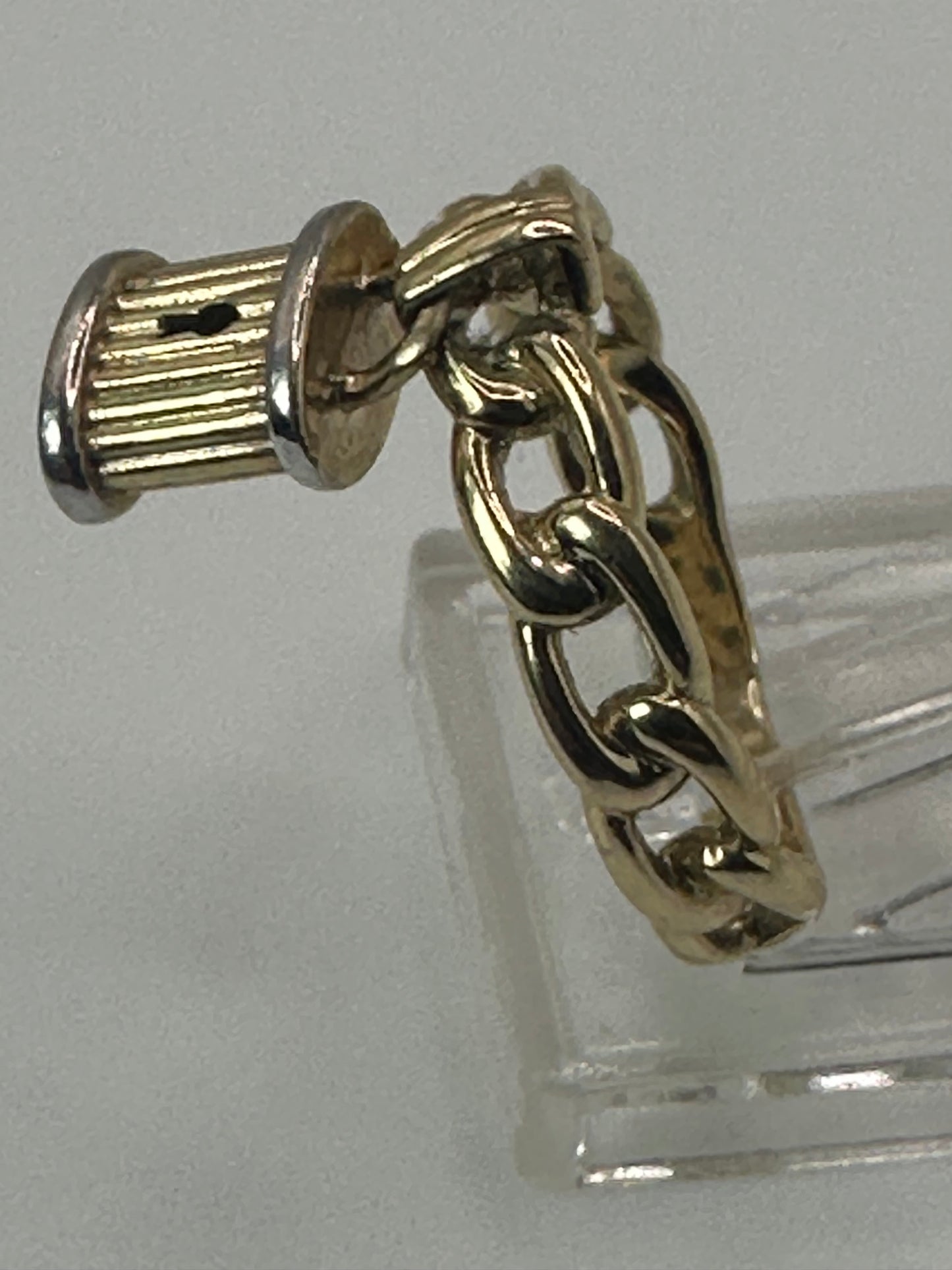 Anillo estilo cubano con candado de oro 10k